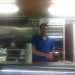 Massimiliano alle prese con la preparazione di un panino